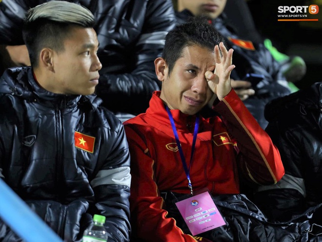 Biểu cảm của team tuyển thủ nổi tiếng khi bị cho ra rìa ở trận tuyển Việt Nam đấu đàn em U22 - Ảnh 12.