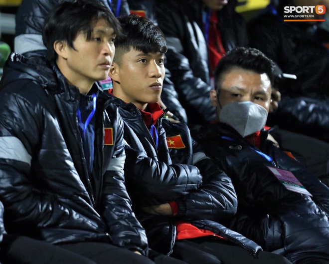 Biểu cảm của team tuyển thủ nổi tiếng khi bị cho ra rìa ở trận tuyển Việt Nam đấu đàn em U22 - Ảnh 8.