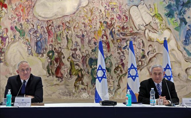 Thủ tướng Israel Benjamin Netanyahu (phải) và Bộ trưởng Quốc phòng Benny Gantz (trái) tại cuộc họp ở Jerusalem ngày 24/5/2020. Ảnh: AFP/TTXVN