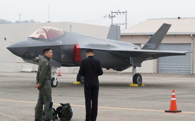 Phi công Hàn Quốc bên chiến đấu cơ F-35. Ảnh: Reuters