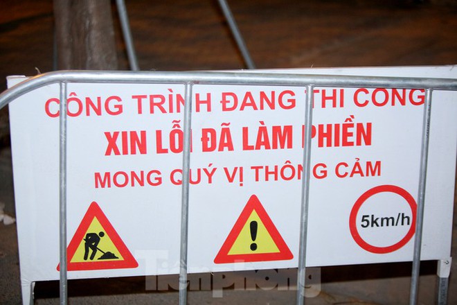 Công nhân trắng đêm thi công hầm chui- nút giao Lê Văn Lương - Ảnh 2.