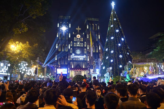 Cập nhật lễ đón Giáng sinh trên cả nước: Các ngả đường quanh Nhà thờ lớn Hà Nội đã chật cứng người - Ảnh 3.
