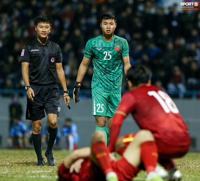 Tình huống lỗi khiến thủ môn U22 thua cược thầy Park, suýt hết cửa trở lại tuyển Việt Nam - Ảnh 9.