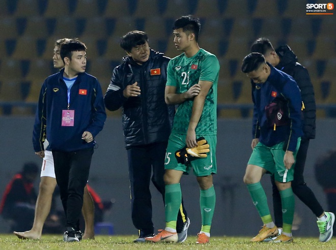 Tình huống lỗi khiến thủ môn U22 thua cược thầy Park, suýt hết cửa trở lại tuyển Việt Nam - Ảnh 10.