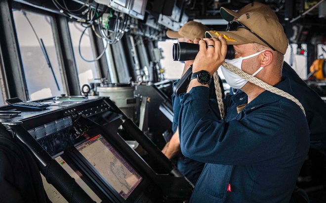 ng Ryan T. Easterday, chỉ tàu USS John S. McCain quan sát Biển Đông khi đang đi vào khu vực này hôm 22/12. (Ảnh: US Navy)