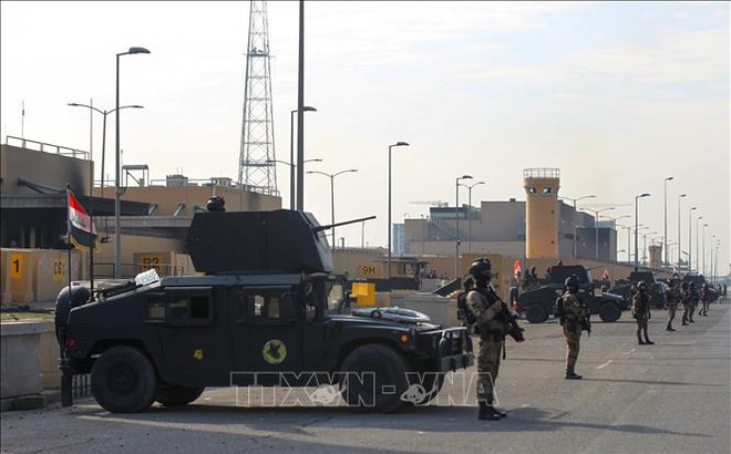 Lực lượng chống khủng bố Iraq gác bên ngoài Đại sứ quán Mỹ ở Vùng Xanh, thủ đô Baghdad, Iraq ngày 2/1/2020. Ảnh: AFP/TTXVN