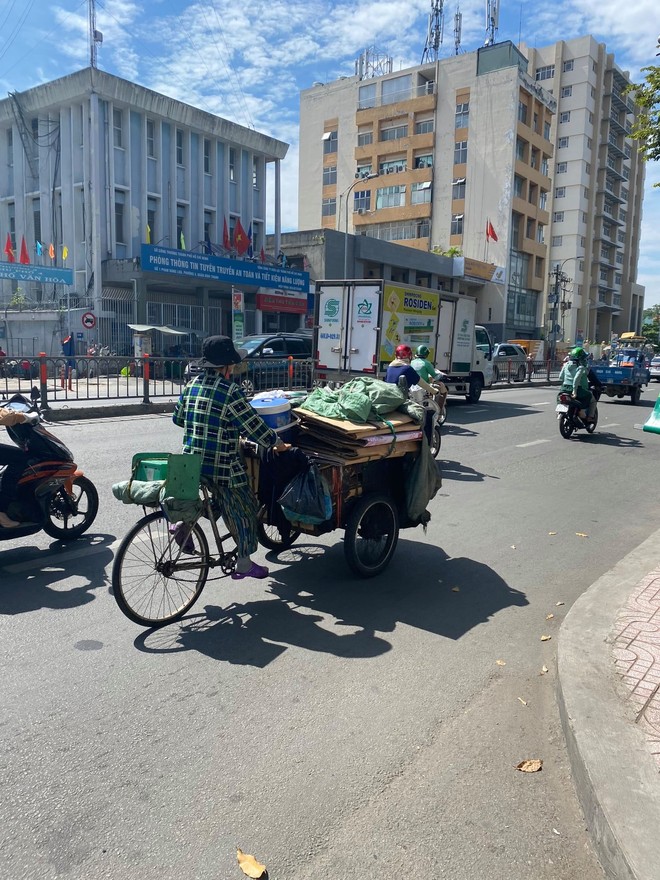 Cụ bà cho anh Tây tờ 20 nghìn cuối cùng và câu nói khiến thanh niên bật khóc, chạy theo tặng món quà bất ngờ - Ảnh 2.