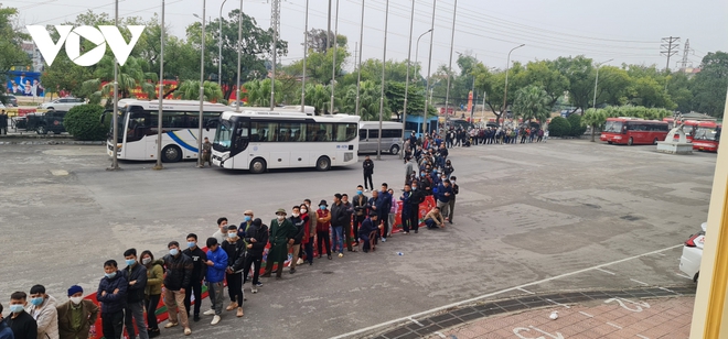 Hàng nghìn người xếp hàng mua vé trận giao hữu ĐT Việt Nam - U22 Việt Nam tại Phú Thọ - Ảnh 1.