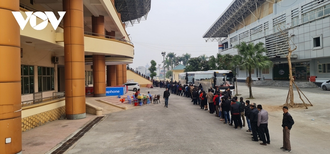 Hàng nghìn người xếp hàng mua vé trận giao hữu ĐT Việt Nam - U22 Việt Nam tại Phú Thọ - Ảnh 2.