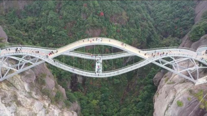 Cây cầu hai tầng ngắm cảnh ngoạn mục ở Trung Quốc - Ảnh 1.