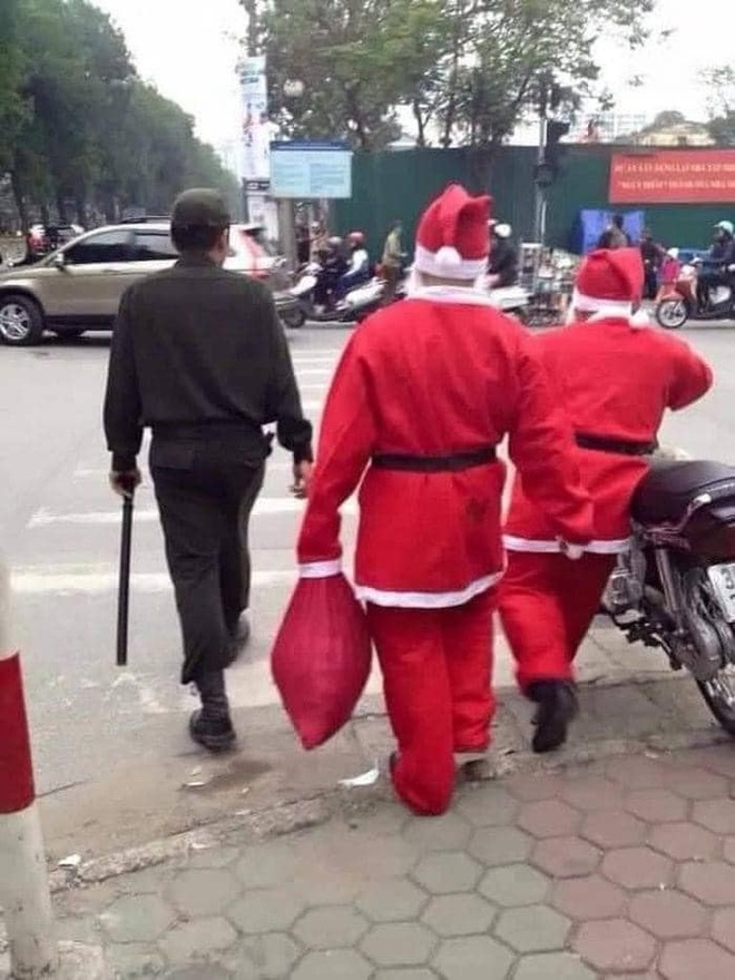 Hành trình tặng quà của ông già Noel: Theo chân ông già Noel tặng quà cho những đứa trẻ đáng yêu trong hành trình lắc quà khổng lồ. Đây là một màn trình diễn hết sức kỳ diệu và đáng yêu.