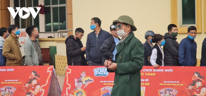 Hàng nghìn người xếp hàng mua vé trận giao hữu ĐT Việt Nam - U22 Việt Nam tại Phú Thọ - Ảnh 4.
