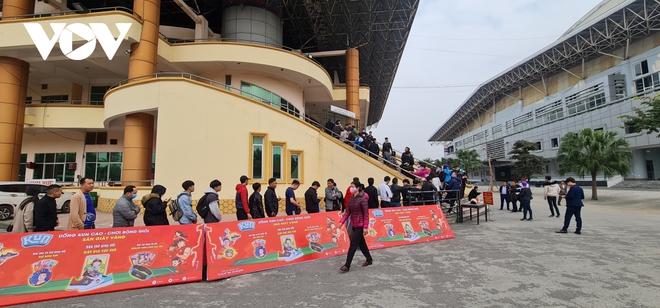 Hàng nghìn người xếp hàng mua vé trận giao hữu ĐT Việt Nam - U22 Việt Nam tại Phú Thọ - Ảnh 10.