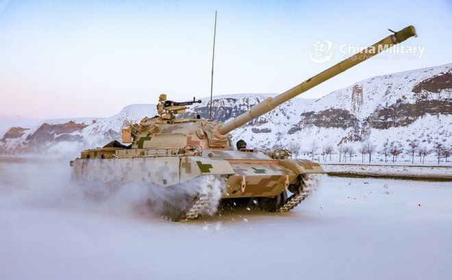 Một chiếc xe tăng chiến đấu thể hiện khả năng cơ động trên địa hình phức tạp.