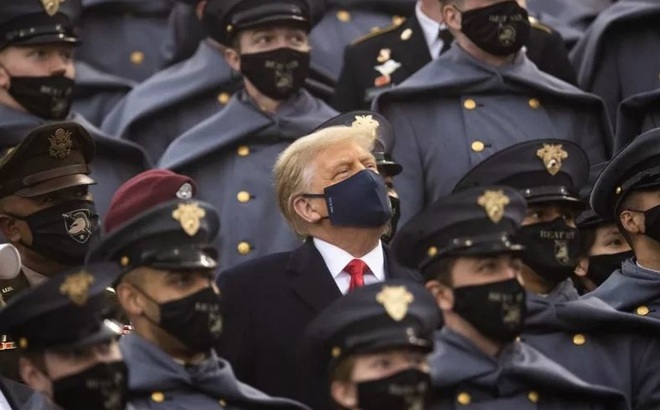 Tổng thống Trump ngồi cùng các sinh viên của Học viện Quân sự Mỹ ngày 12/12/2020 ở West Point, New York. Ảnh: Getty