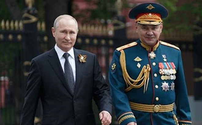 Tổng thống Putin và Bộ trưởng Quốc phòng Serguei Shoigu.