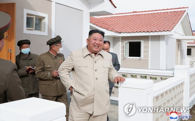 Chủ tịch Triều Tiên Kim Jong-un đi thị sát công tác khắc phục hậu quả sau thiên tai ở khu vực Sinpho và Hongwon thuộc tỉnh Nam Hamgyong. (Ảnh: Yonhap)