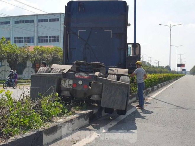 Tai nạn kinh hoàng giữa 3 ô tô trong khu công nghiệp ở Bình Dương - Ảnh 1.