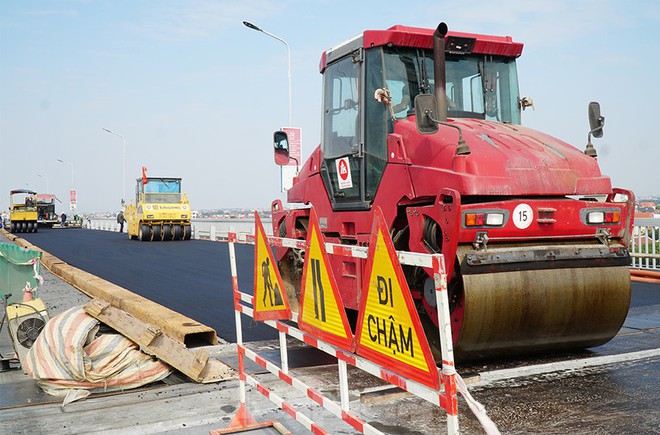 Cận cảnh đại công trường sửa chữa mặt cầu Thăng Long trước ngày thông xe - Ảnh 11.