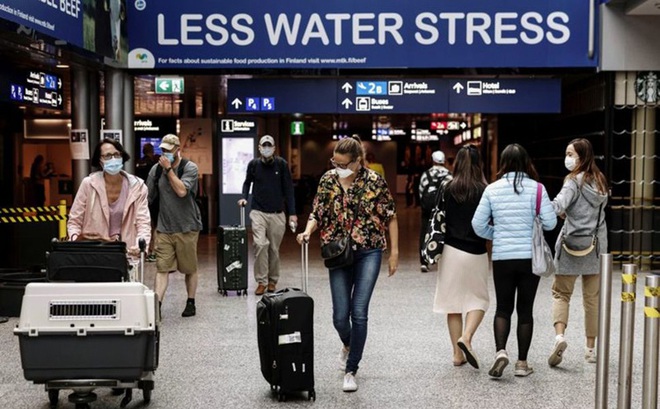 Hành khách đeo khẩu trang tại sân bay Helsinki-Vantaa ở Phần Lan trong tháng 7. Ảnh: Reuters