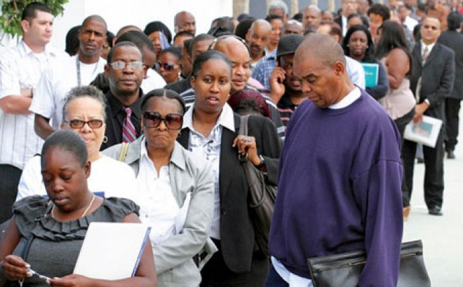 Người dân Mỹ xếp hàng tại một hội chợ việc làm ở Los Angeles (Ảnh: Reuters)