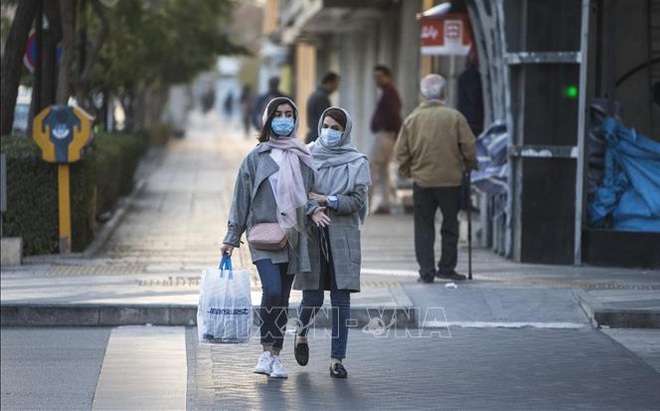 Người dân đeo khẩu trang phòng dịch COVID-19 khi đi trên đường phố ở Mashhad, Iran, ngày 7/11/2020. Ảnh: THX/TTXVN