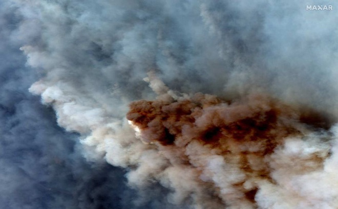 Trận cháy rừng ở thị trấn Orbost, bang Victoria - Úc ngày 4-1. Ảnh: Maxar