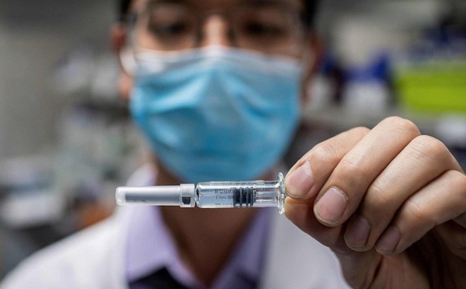 Các quốc gia và nhà sản xuất vaccine cần xác định ai là người chịu trách nhiệm nếu vaccine có tác dụng phụ. Ảnh: AFP