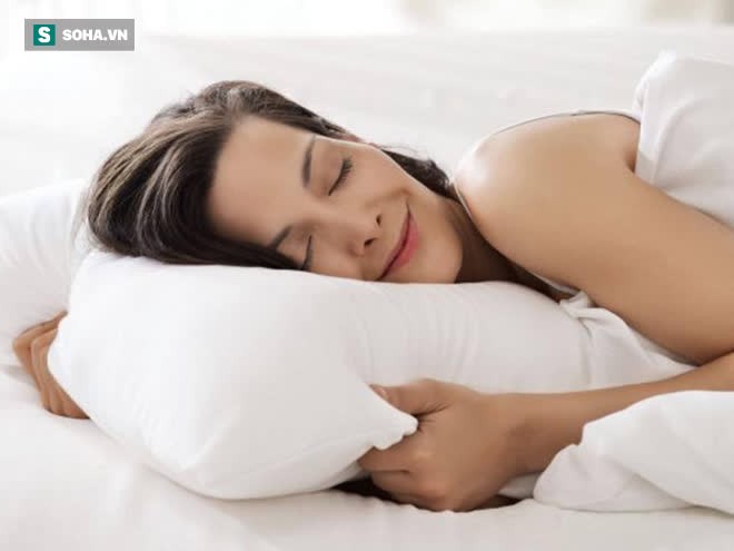 8 thói quen nhỏ giúp bạn ngủ ngon dễ dàng: Báu vật đầu giường của người khó ngủ, mất ngủ - Ảnh 1.