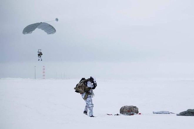 Lính dù Nga làm được điều chưa từng có ở Bắc Cực - Ảnh 2.