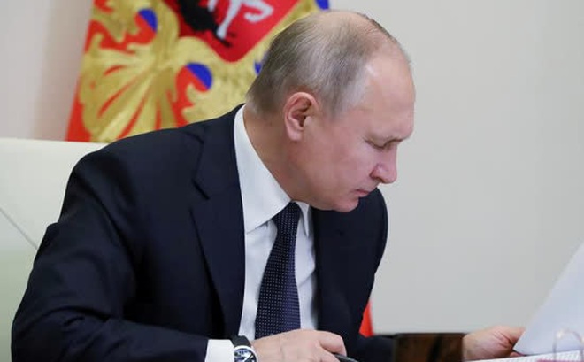 Tổng thống Nga Vladimir Putin chủ trì cuộc họp tại dinh thự ở bang Novo-Ogaryovo. Ảnh: Reuters.