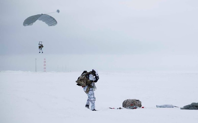 Lính dù Nga tại điểm tập kết sau khi nhảy dù từ độ cao 10 km, tại khu vực Franz Josef ở Bắc Cực hồi tháng 4/2020. Nguồn: Xinhua.