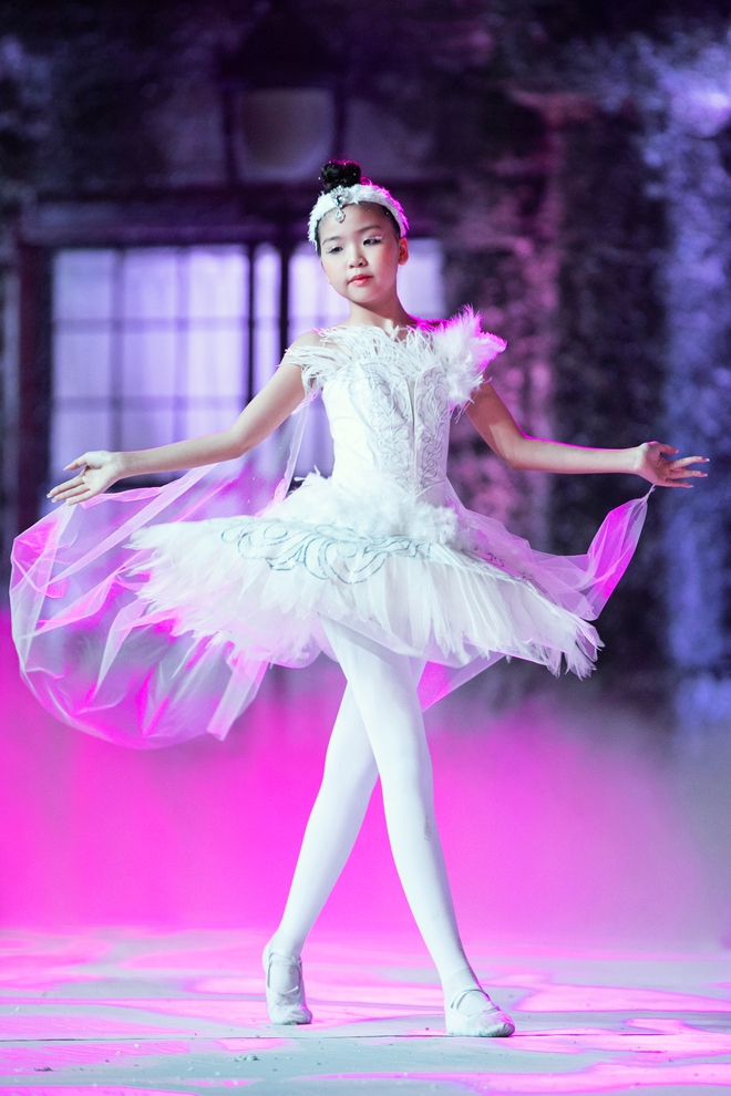Mẫu nhí Minh Anh múa ballet trên sàn runway - Ảnh 2.