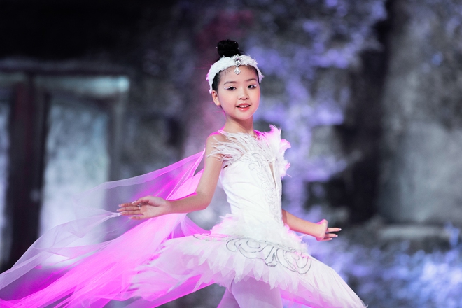 Mẫu nhí Minh Anh múa ballet trên sàn runway - Ảnh 3.