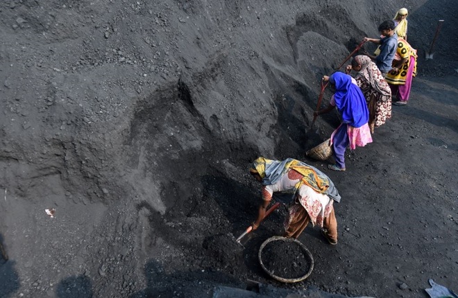 24h qua ảnh: Công nhân làm việc tại bãi than ở Bangladesh - Ảnh 5.