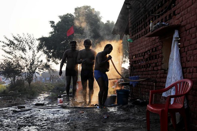 24h qua ảnh: Công nhân làm việc tại bãi than ở Bangladesh - Ảnh 4.