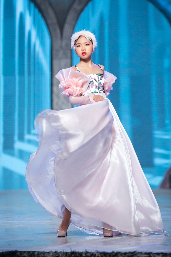 Mẫu nhí Minh Anh múa ballet trên sàn runway - Ảnh 8.