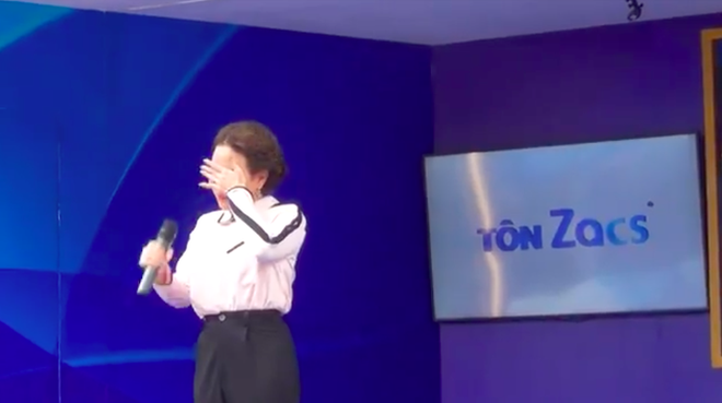 Việt Hương khóc nức nở trong show truyền hình khi nhắc đến cố nghệ sĩ Chí Tài - Ảnh 2.