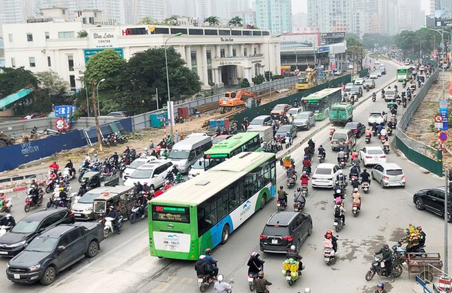 Phân luồng phương tiện qua công trường hầm chui Lê Văn Lương ra sao? - Ảnh 3.