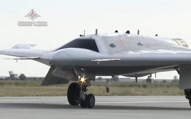 UAV thế hệ thứ 6 Sukhoi S-70 Okhotnik trong cuộc thử nghiệm đầu tháng 12/2020. Nguồn: Sina.