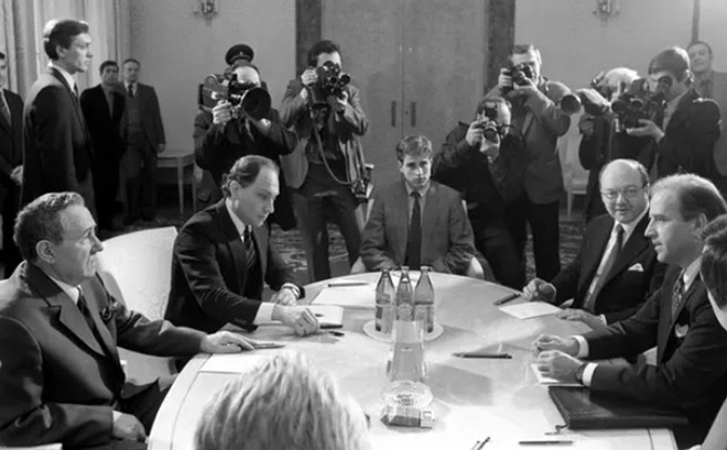 Ông Joe Bien (phải) trong cuộc họp với đại diện Liên Xô Andrei Gromyko và con trai Hunter Biden (giữa) năm 1988. Ảnh: TASS