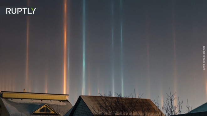 Kỳ lạ những cột ánh sáng mọc tua tủa ở Siberia - Ảnh 1.