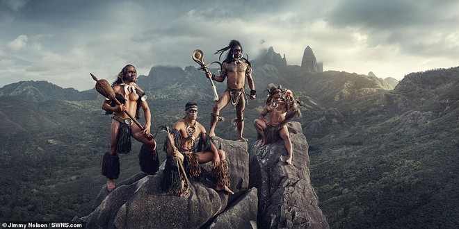Chùm ảnh ấn tượng về bộ lạc sống tách biệt nhất thế giới ở Thái Bình Dương - Ảnh 1.