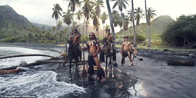 Chùm ảnh ấn tượng về bộ lạc sống tách biệt nhất thế giới ở Thái Bình Dương - Ảnh 3.