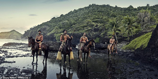 Chùm ảnh ấn tượng về bộ lạc sống tách biệt nhất thế giới ở Thái Bình Dương - Ảnh 7.