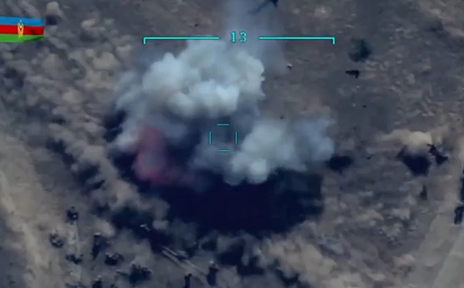 Cảnh tượng sau khi UAV của Azerbaijan khóa mục tiêu rồi phóng rocket vào một xe tải quân sự của phe Armenia ở vùng Nagorno-Karabakh (ảnh trích xuất từ video clip của Bộ Quốc phòng Azerbaijan).