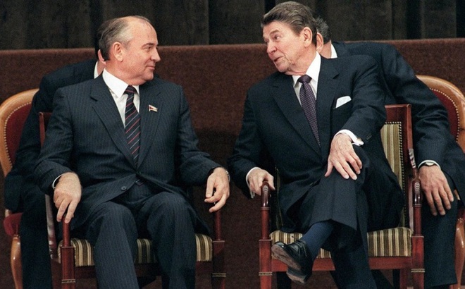 Mikhail Gorbachov (trái) và Ronald Reagan. Ảnh: Getty