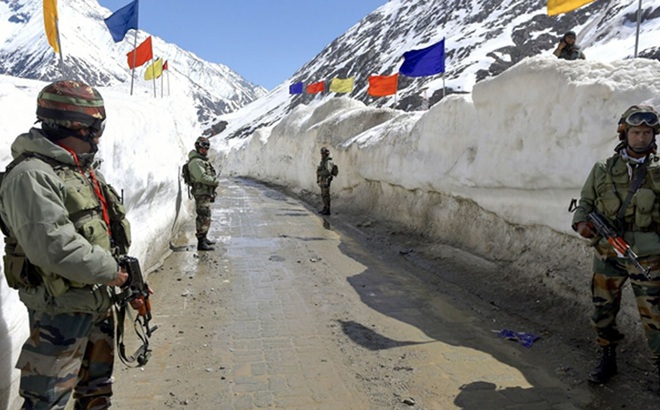 Binh lính Ấn Độ đứng gác tại Zoji La, một ngọn đèo nằm ở phía tây dãy núi Himalaya. (Ảnh: SCMP)
