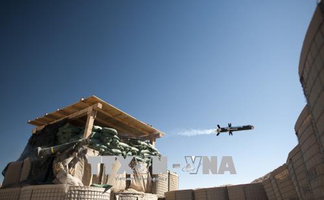 Hải quân Mỹ phóng tên lửa chống tăng tại một căn cứ quân sự. Ảnh: AFP/TTXVN