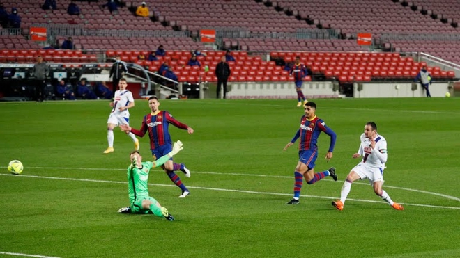 Messi vắng mặt, Barca nhọc nhằn giành 1 điểm trước Eibar - Ảnh 2.